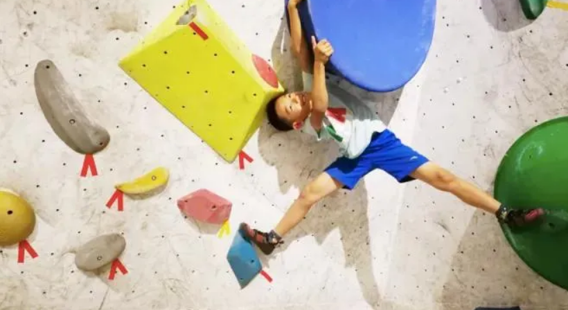 爍石攀巖入駐鞍勤商業(yè)，讓娃盡情飛檐走壁，刺激