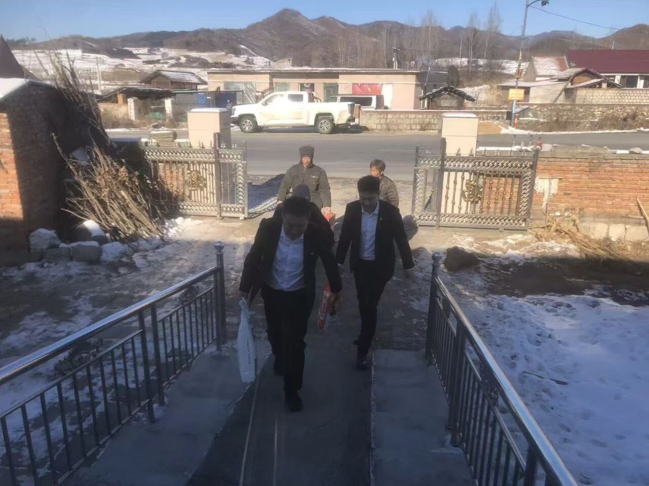 情暖元旦 心系學(xué)子——迎賓汽車公司黨支部開展走訪慰問活動(dòng)